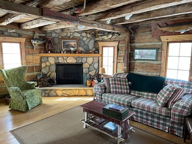 3907 Maple Dr SE — Photo 2