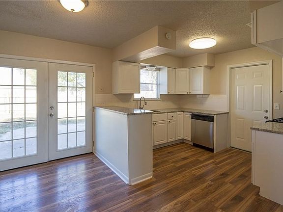 3rd image of 3426 Charlotte Dr