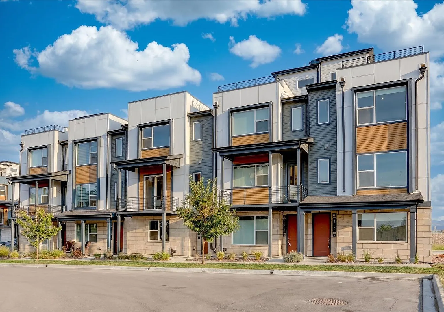 Luxury End unit 3bed/3bath/2car with Views! — Photo 1