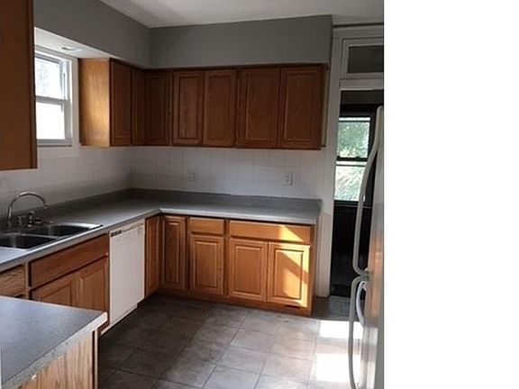 3rd image of 1018 Darrow Ave #1