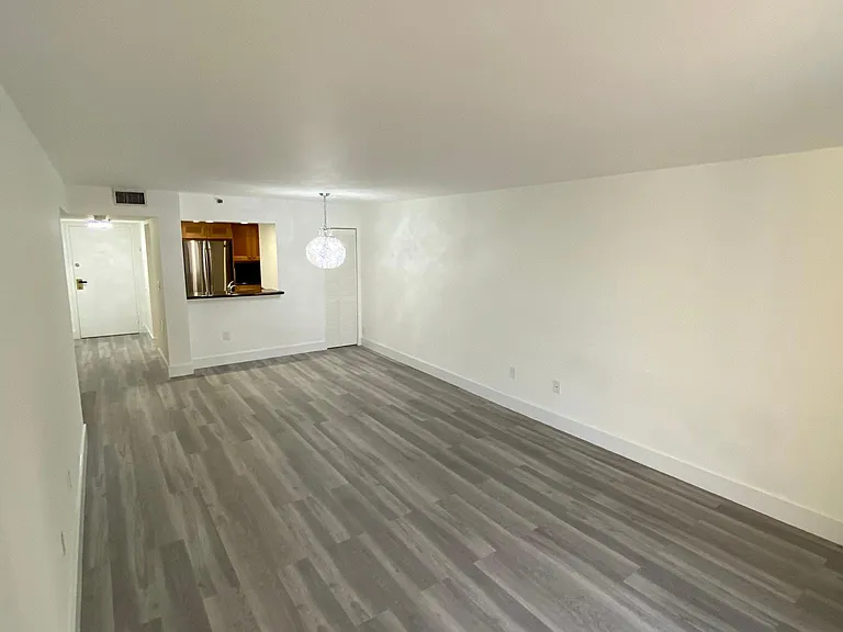 555 NE 15th St #33E — Photo 8