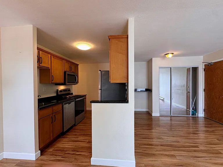 405 6th Ave SE #309 — Photo 1