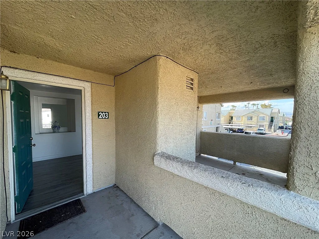 3 bed, 2.0 bath, 1197 sqft, $1,799 — Photo 2