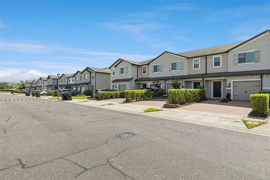 3 bed, 2.5 bath, 1451 sqft, $2,450 — Photo 3