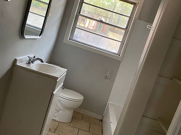 3rd image of 904 W 33rd St