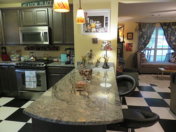 4th image of 109 S Circle Dr