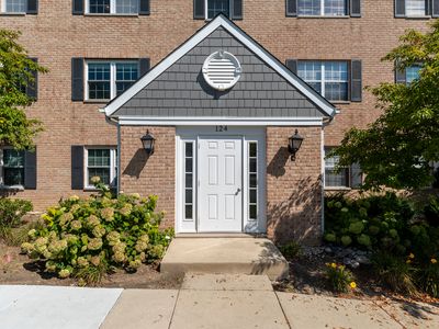 124 E Winchester Rd APT F, Libertyville, IL, 60048