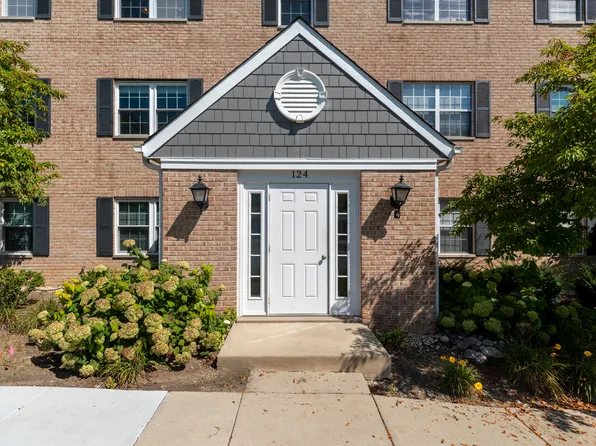 124 E Winchester Rd APT F, Libertyville, IL 60048