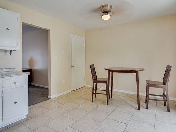 2nd image of 1012D Carriage Dr