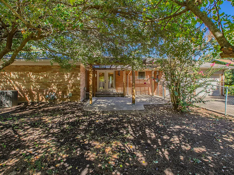 5220 Lake Charles Dr
