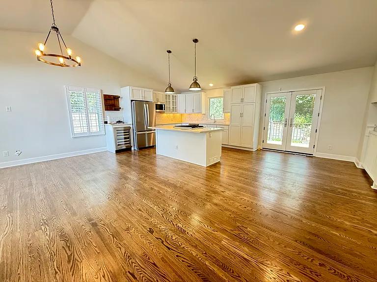 579 W Arrowhead St — Photo 4