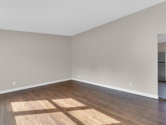 4th image of 315 Saint Edward Ln