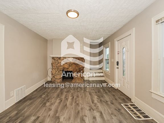 557008_002_living_room_14167789.jpg