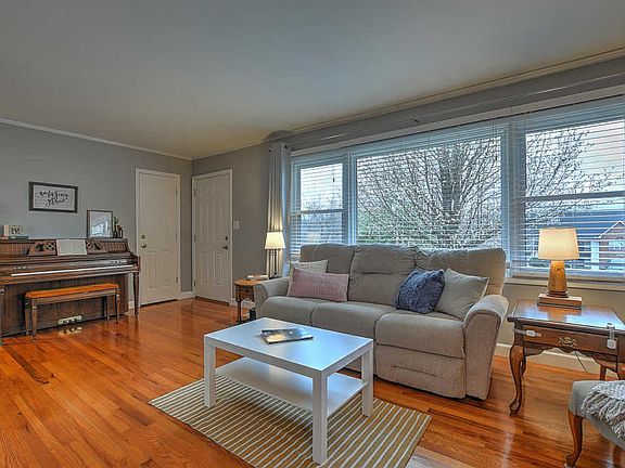 4th image of 1820 W Lakeview Dr