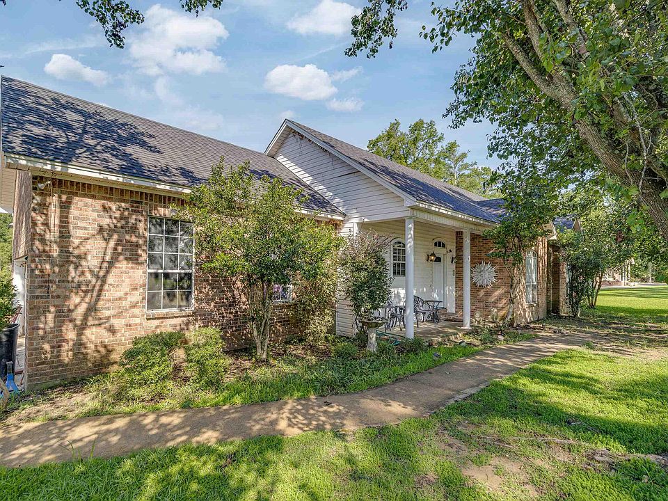 1st image of 305 Bayou Oaks Dr