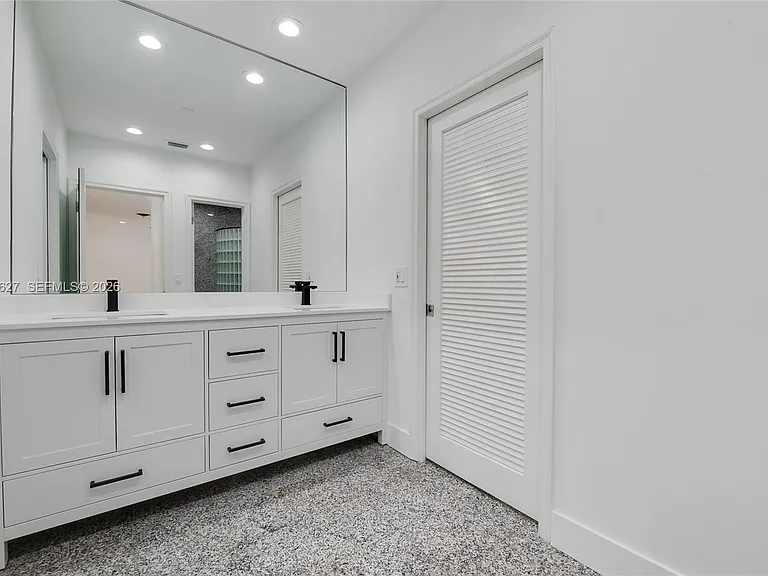 11401 SW 67th Ave — Photo 10