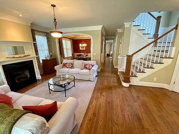 9ft ceilings, 4 piece crown