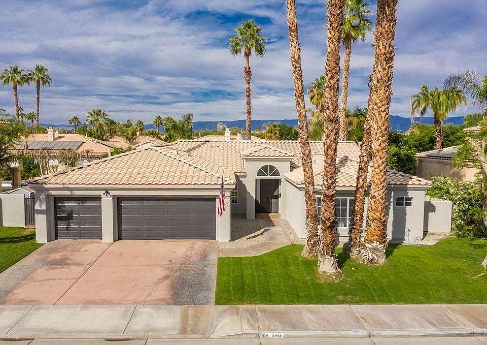 Front of house w/3 car garage