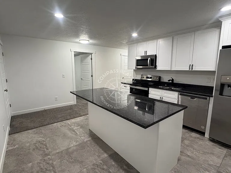 803 W Kingfisher Rd — Photo 1