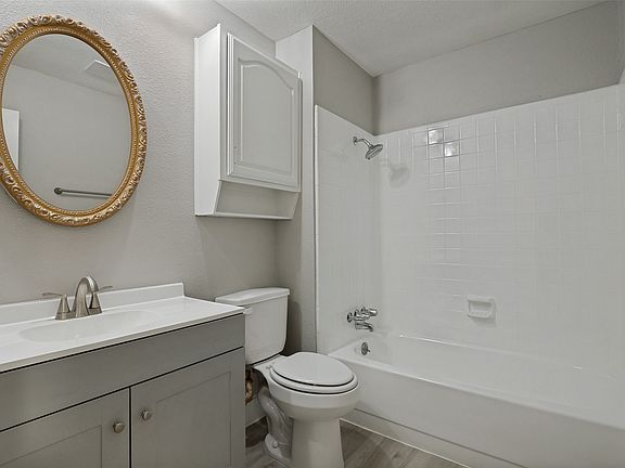 4th image of 7334 Oakmore Dr
