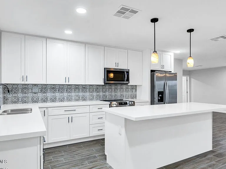 10602 W Cumberland Dr — Photo 3