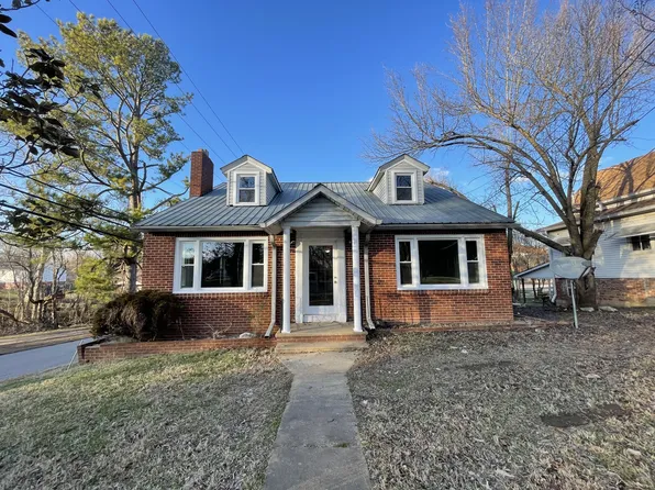 128 W Lake St, Camden, TN 38320