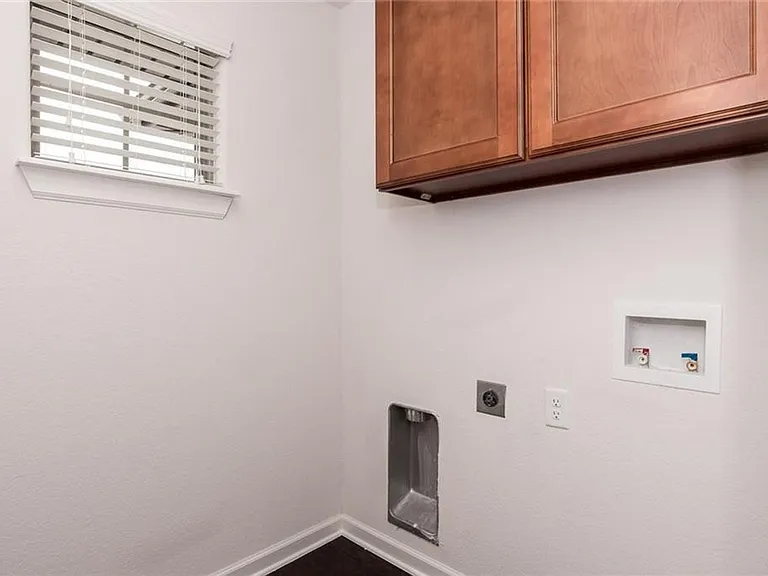 105 Lion Dr N — Photo 11