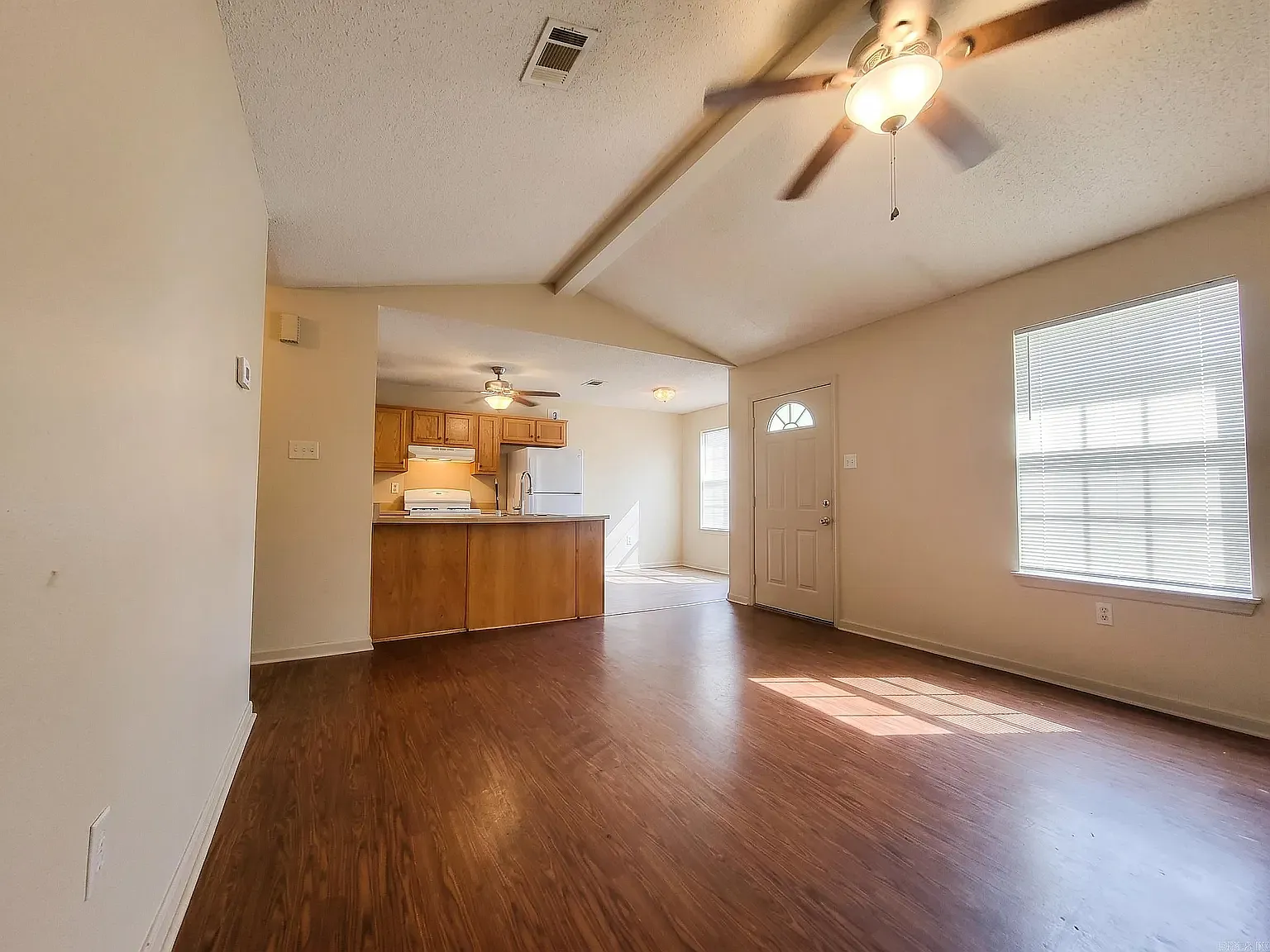 2 bed, 820 sqft, $1,150 — Photo 3