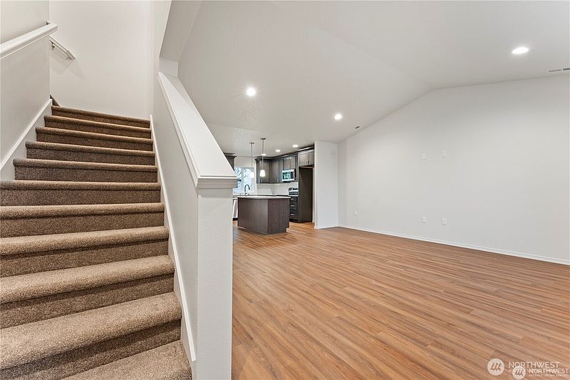 2nd image of 901 La Vista Drive