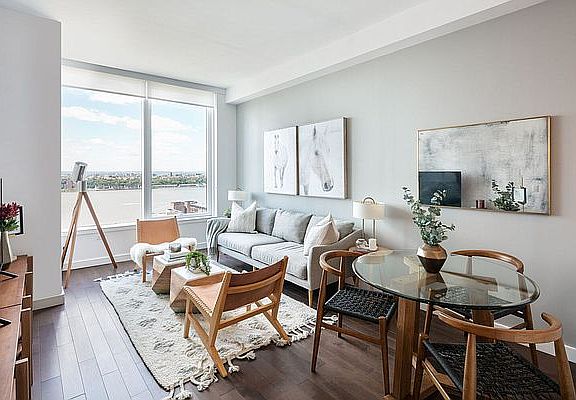 5th image of 515 W 36th St APT 21E