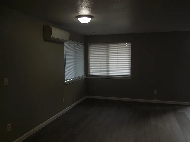 696 N Myrtle Rd — Photo 3