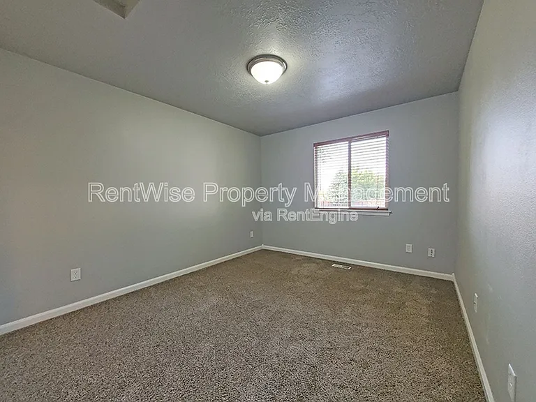 575 W Elias St — Photo 15