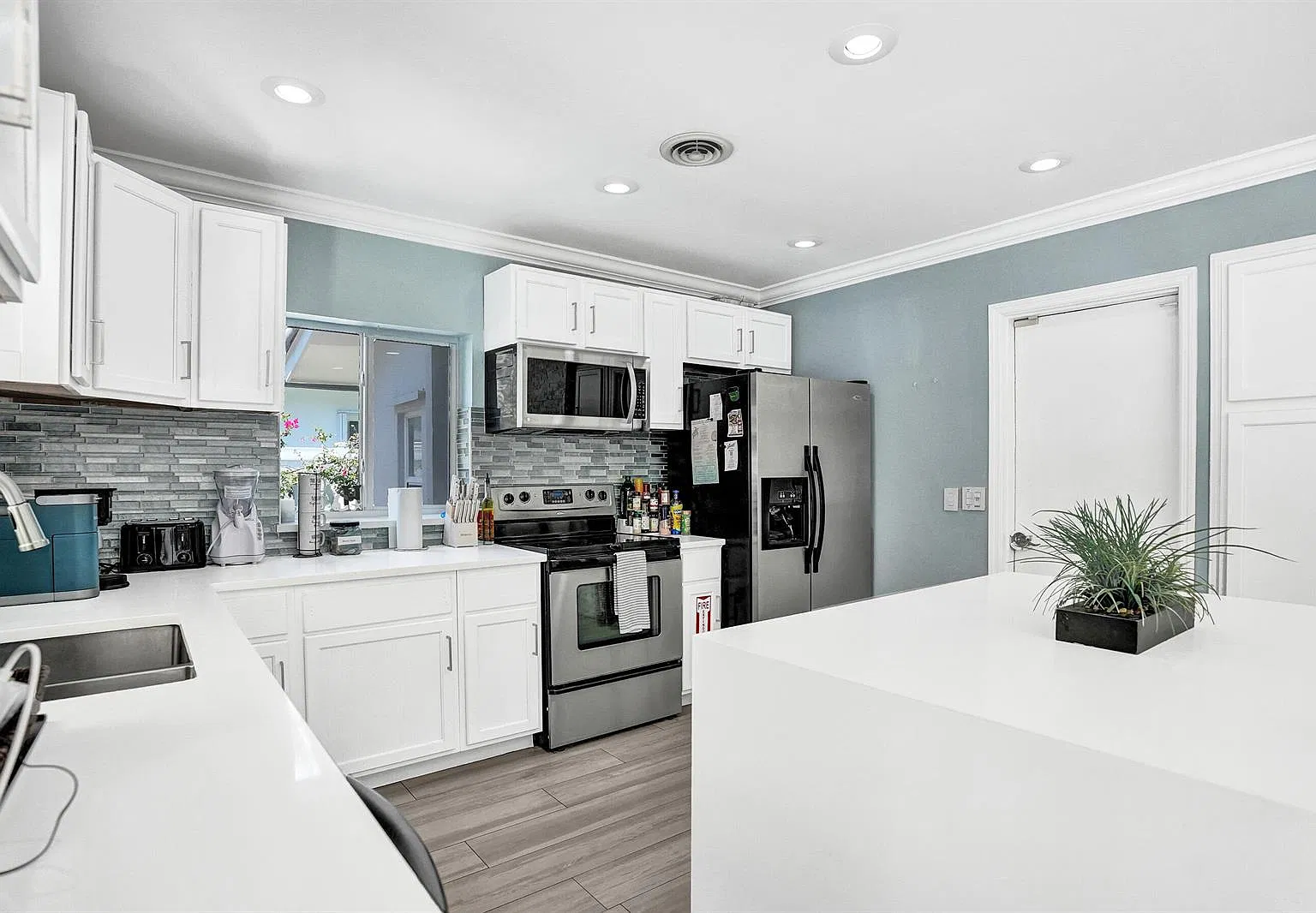 3 bed, 1917 sqft, $9,000 — Photo 3