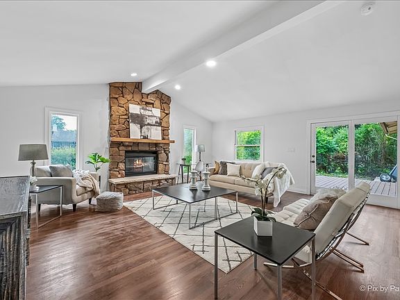 3rd image of 1059 Hickory Ln