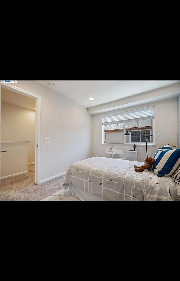 2 bed, 1.5 bath, 1017 sqft, $3,200 — Photo 2