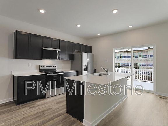 5th image of 413 Eclipse St
