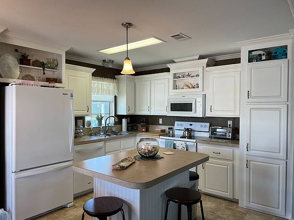 3rd image of 164 Coral Ln