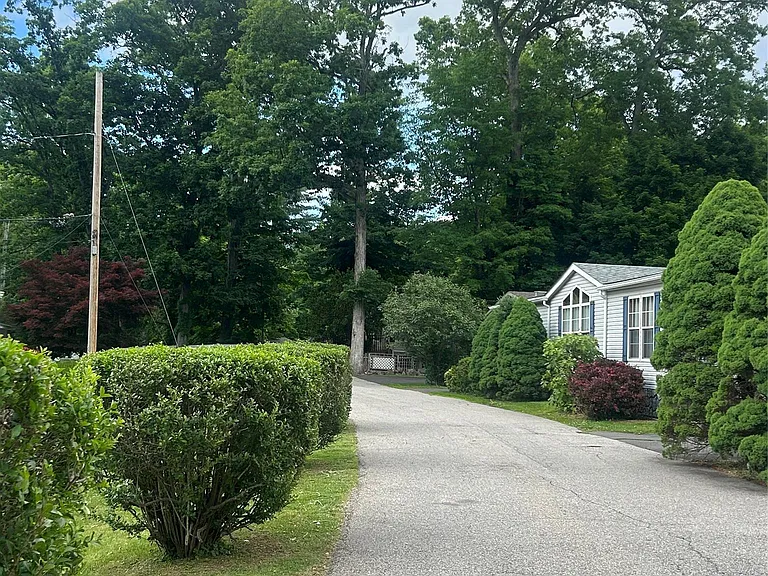 39 Cedar Flats Rd — Photo 1