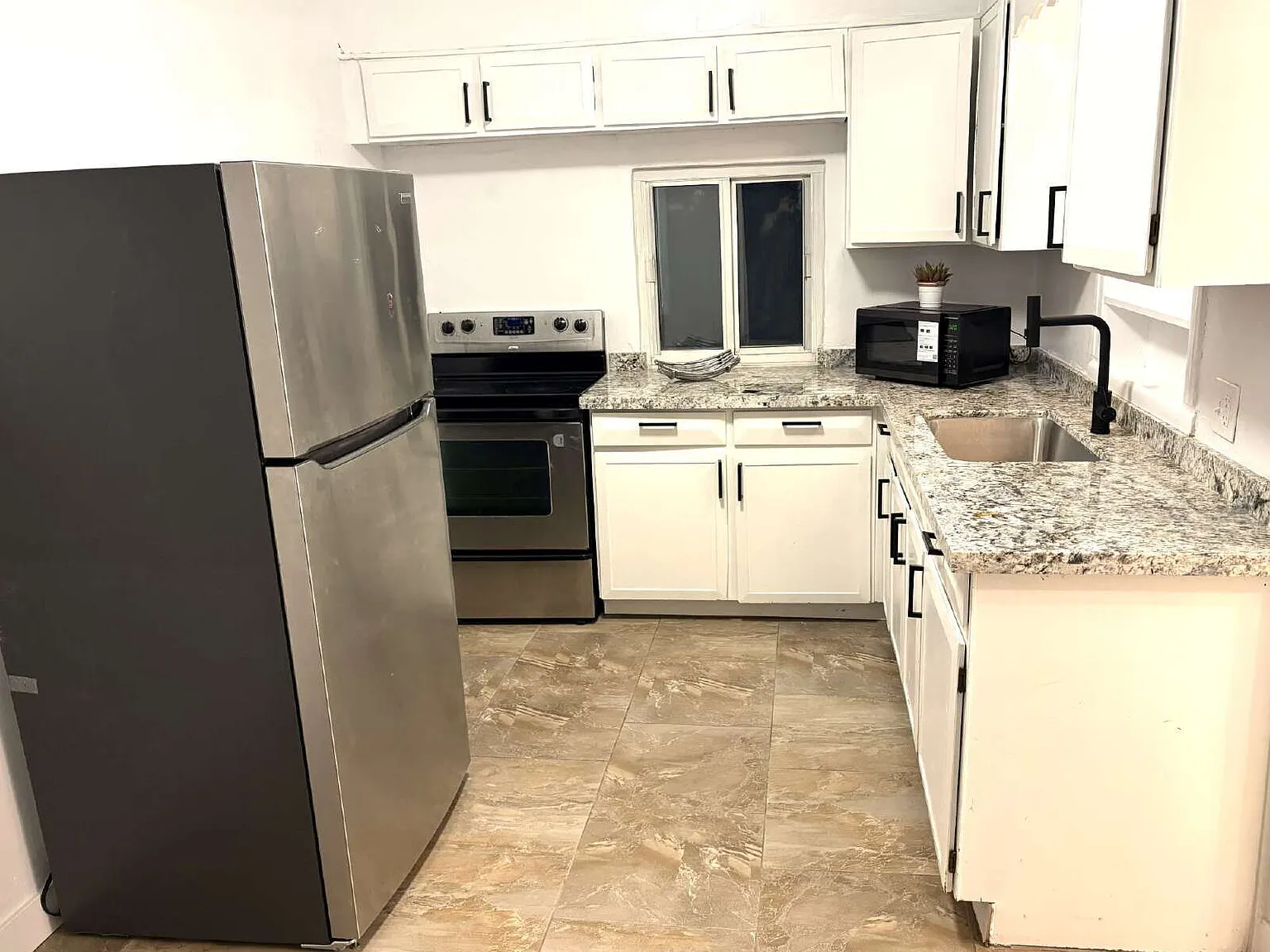 3 bed, 2.0 bath, 1200 sqft, $2,100 — Photo 3