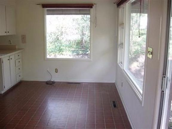 4th image of 747 Leonard St