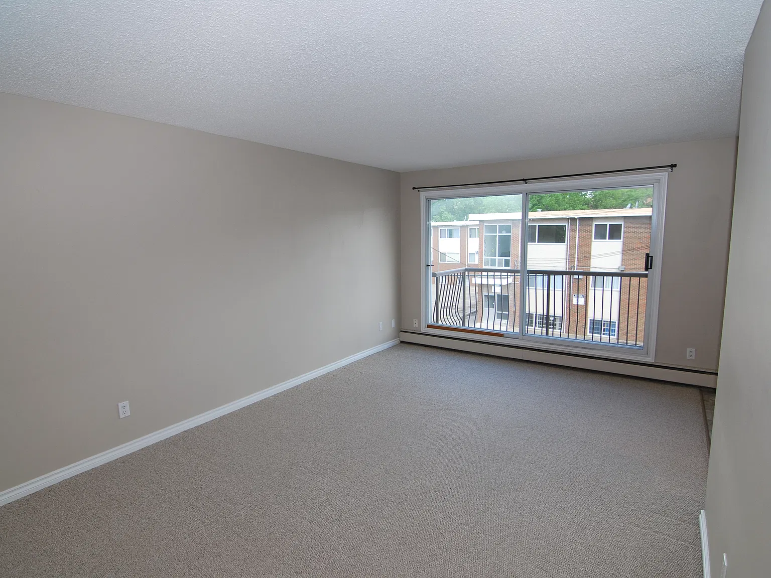 Royal Park Apartments — Photo 3