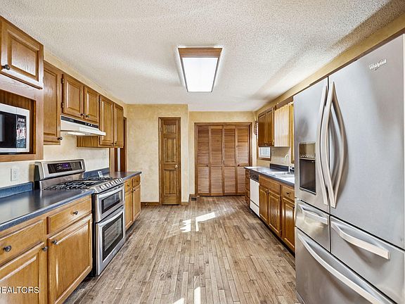 4th image of 144 Cross Creek Ln