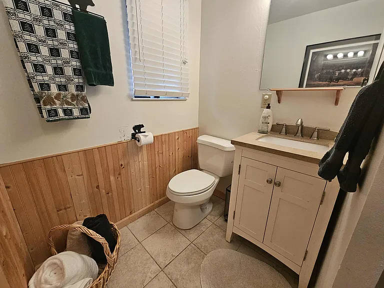 middle floor bathroom
