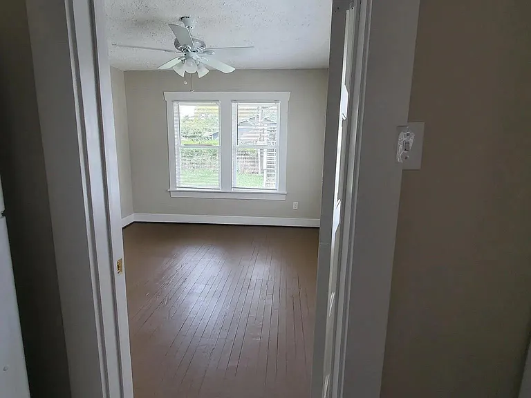 804 Louise St — Photo 2