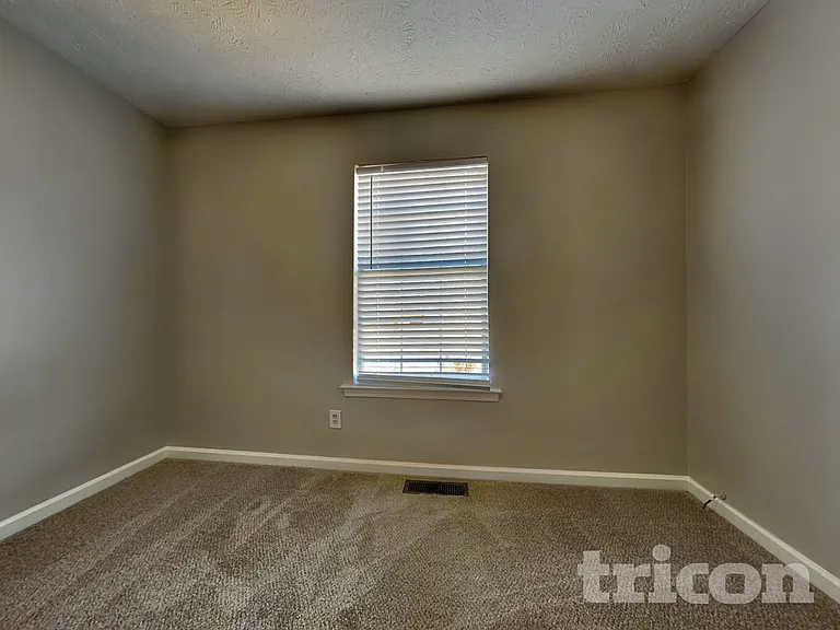 140 N Greenfield Cir — Photo 13