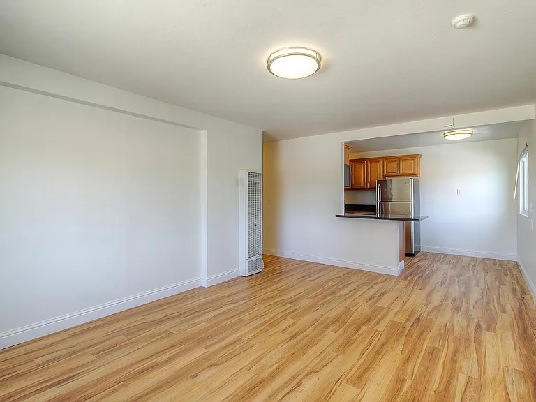 805 W 9th St — Photo 8