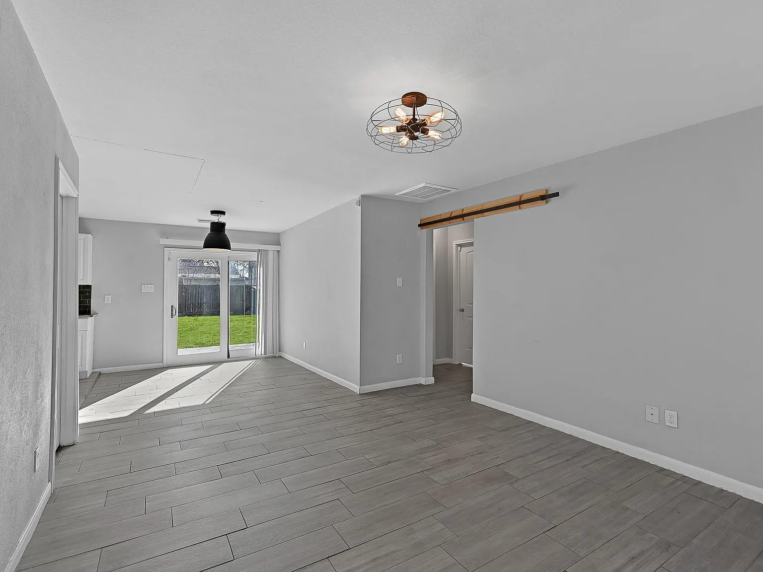 3 bed, 2.0 bath, 1065 sqft, $1,595 — Photo 4