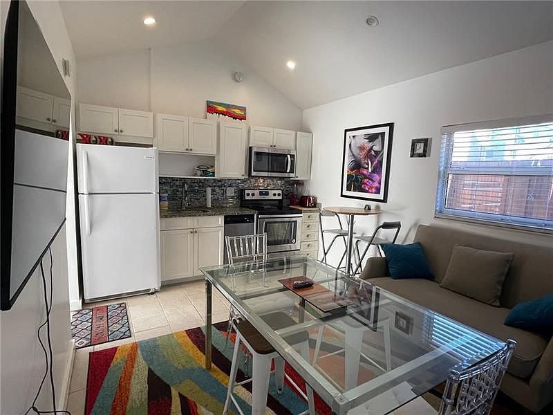 1st image of 10 NE 11th Ave #1