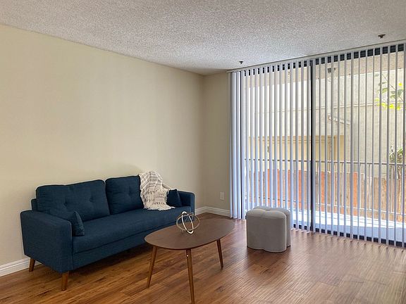 4th image of 10822 Otsego St #106