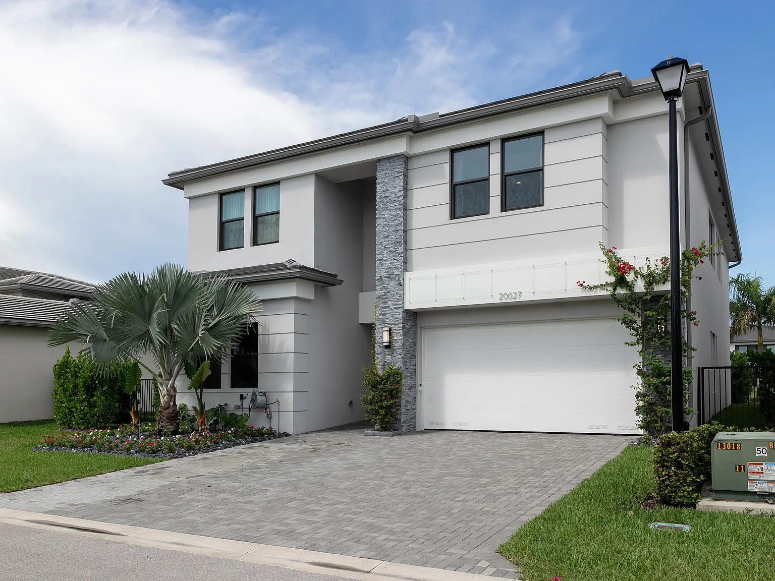 5 bed, 4605 sqft, $15,000 — Photo 2